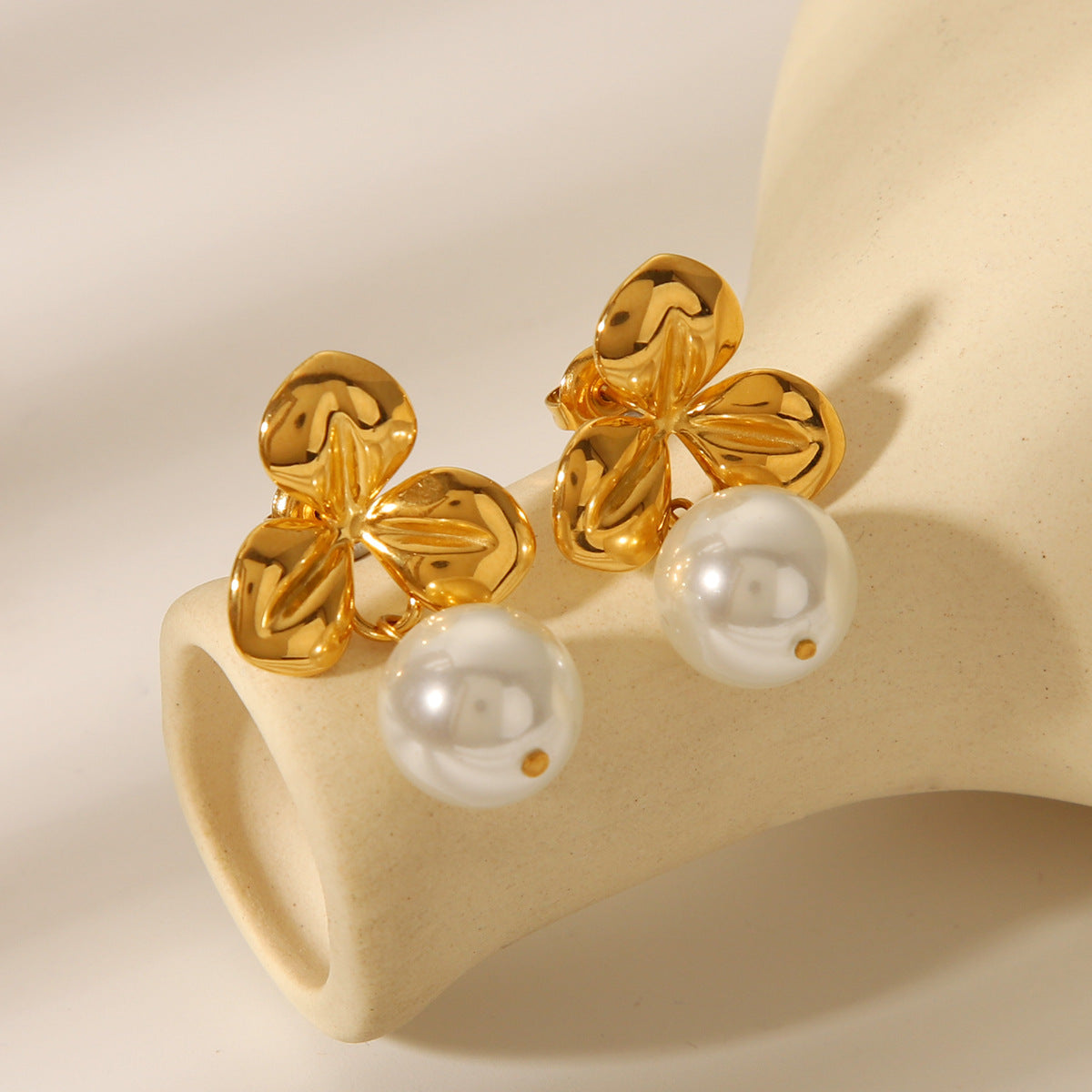 French Vintage Style Earrings, 18k Gold Stainless Steel Flower Earrings, Featuring A Sense of Design and Temperament, Versatile Pearl Earrings