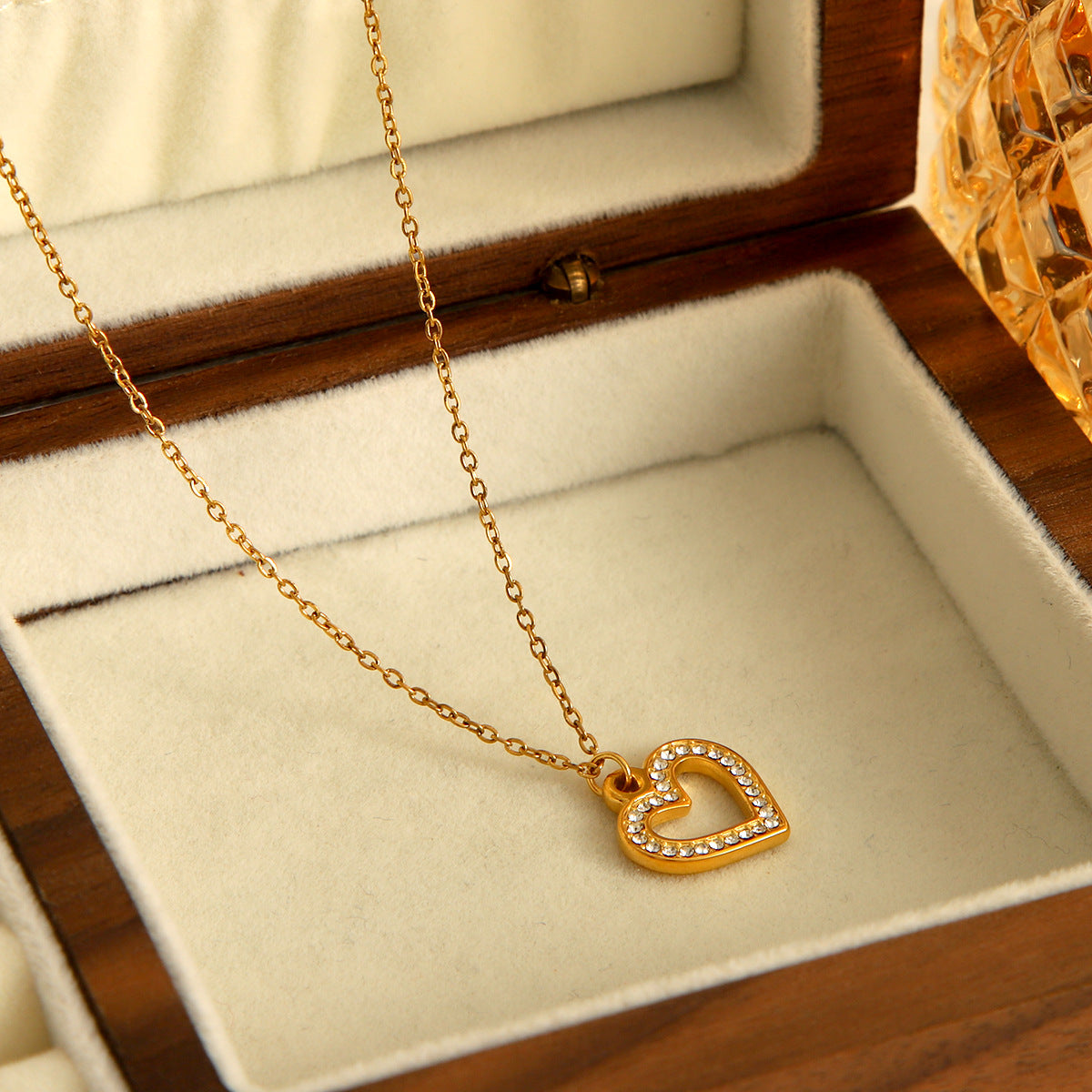 Stainless steel hollow-out heart-shaped zircon pendant necklace for women, light luxury, versatile, titanium steel necklace, does not fade