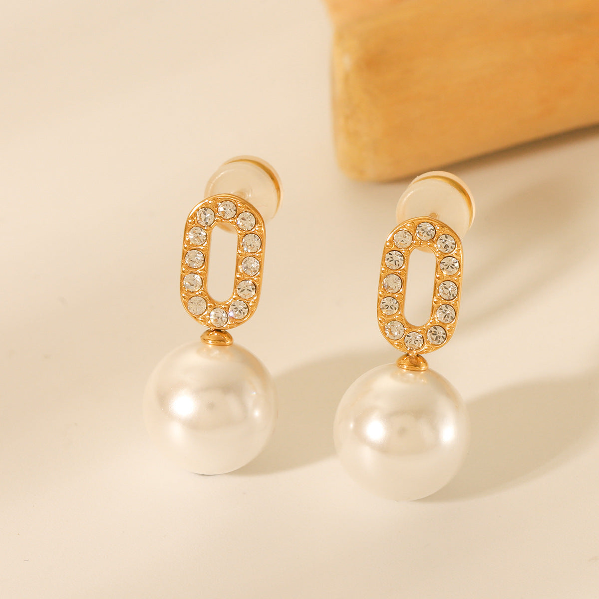 Oval 18K Gold Stainless Steel Diamond-encrusted Earrings for Women, Fashionable and Elegant, Versatile Pearl Earrings and Ear Jewelry