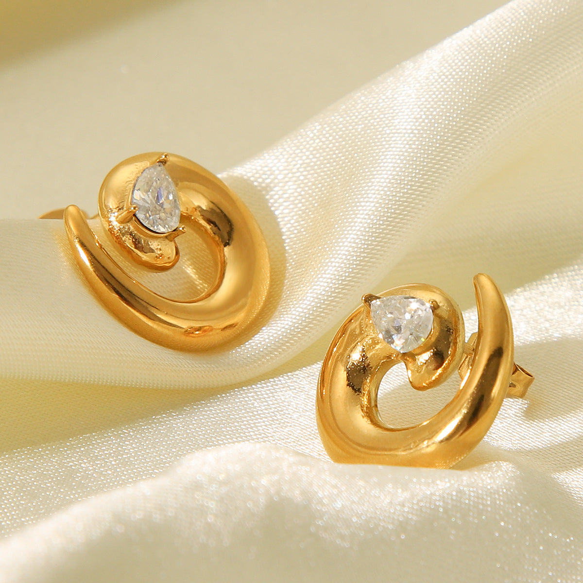 Rotating Thread Stainless Steel Earrings 18k Gold-plated Diamond Studded Earrings for Women's Light Luxury Versatile Earrings