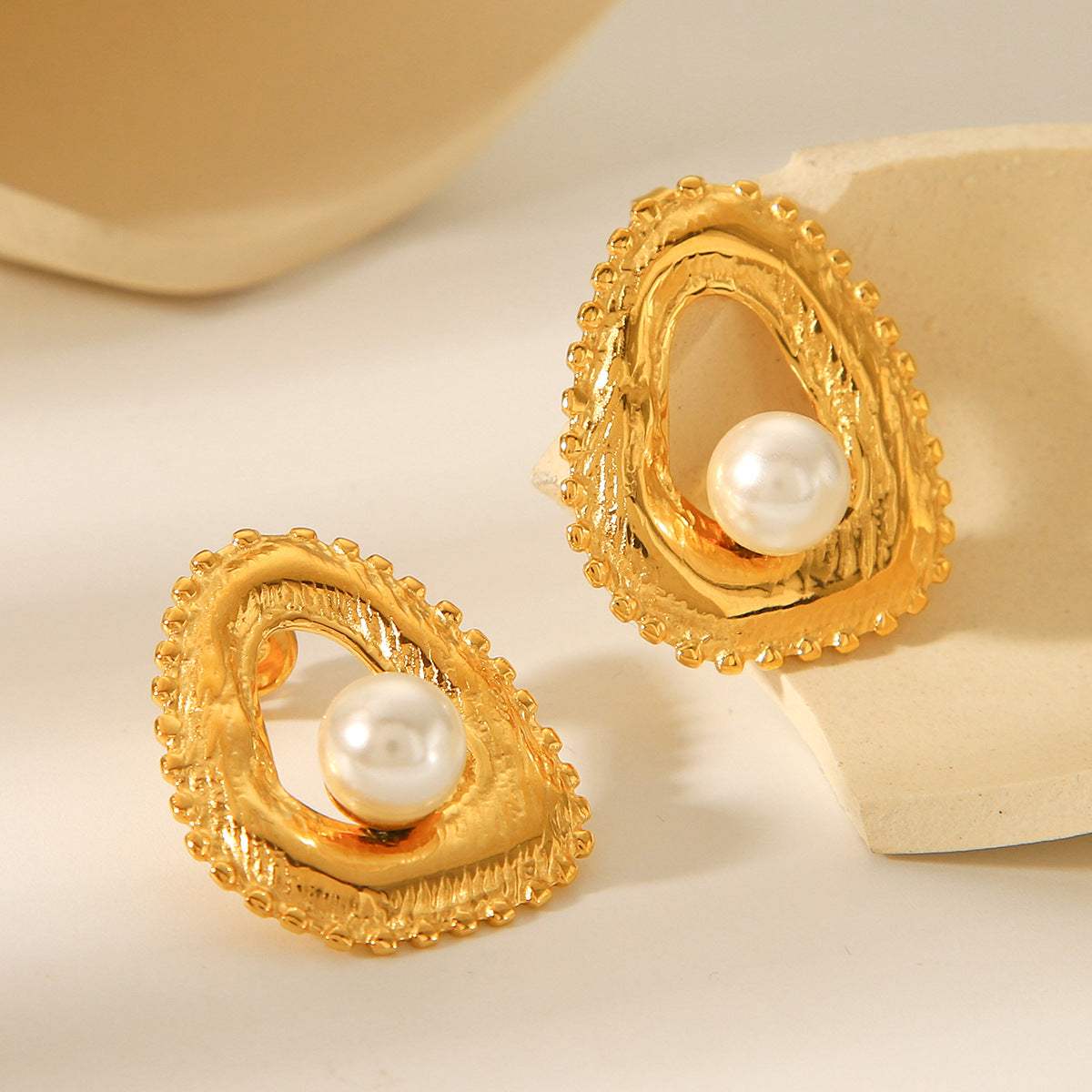 French Vintage Style Pearl Earrings, 18K Gold-plated Stainless Steel Earrings for Women, Fashionable and Elegant, High-end Titanium Steel Earrings