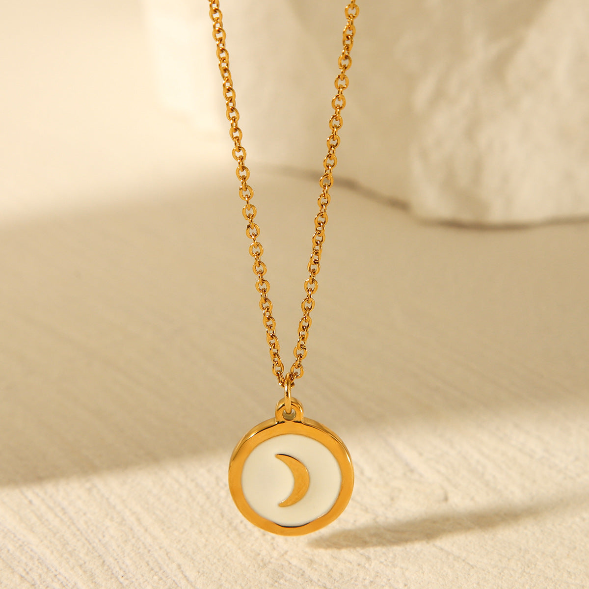French Retro Round White Shell Moon Pendant, Stainless Steel Necklace, Fashionable and Versatile Titanium Steel Necklace for Women