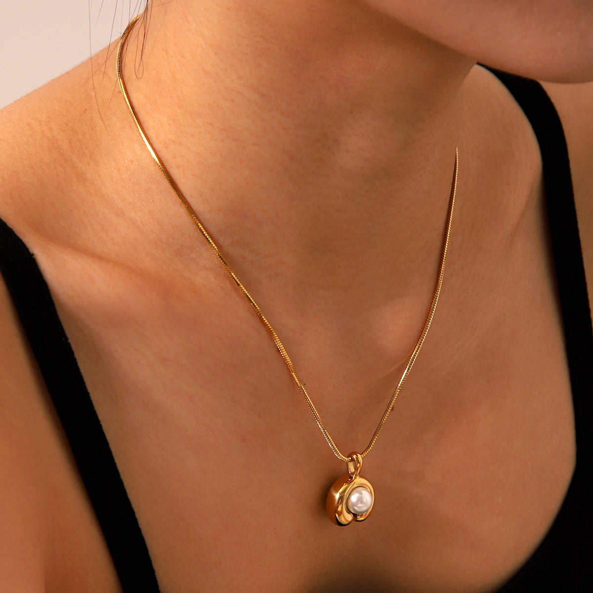 C-shaped 18K Gold Stainless Steel Pendant Necklace with Pearl Inlay, Women's High-end Necklace, Titanium Steel Necklace, Does Not Fade