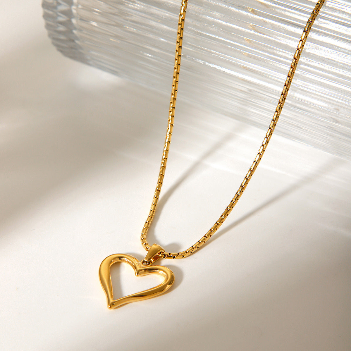 Hollow-out Heart-shaped Pendant Stainless Steel Necklace for Women, Fashionable and Versatile Titanium Steel Necklace Jewelry, Does Not Fade