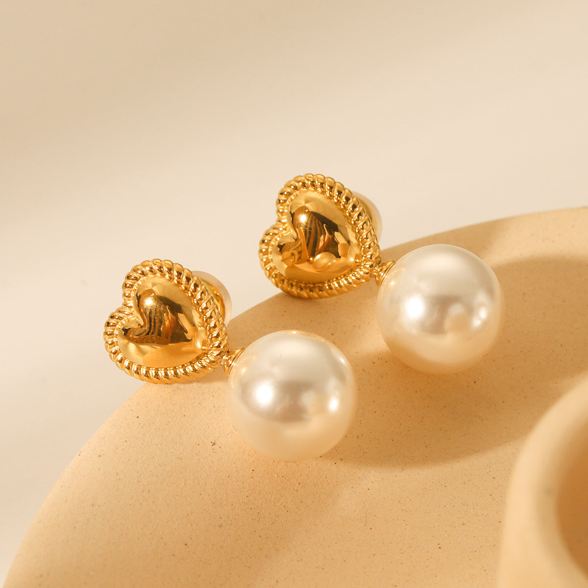 Fashionable and personalized earrings made of 18K gold stainless steel with heart-shaped earrings for women's temperament, versatile pearl earrings