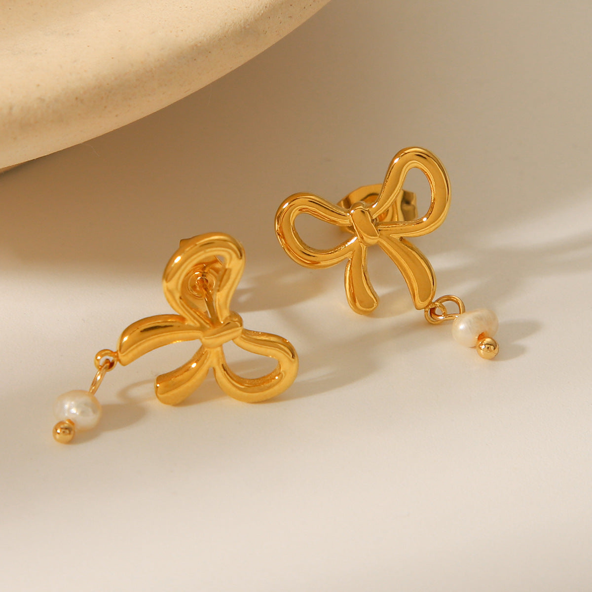 Fashionable 18K gold stainless steel bow earrings with freshwater pearl earrings, versatile earrings for women's temperament