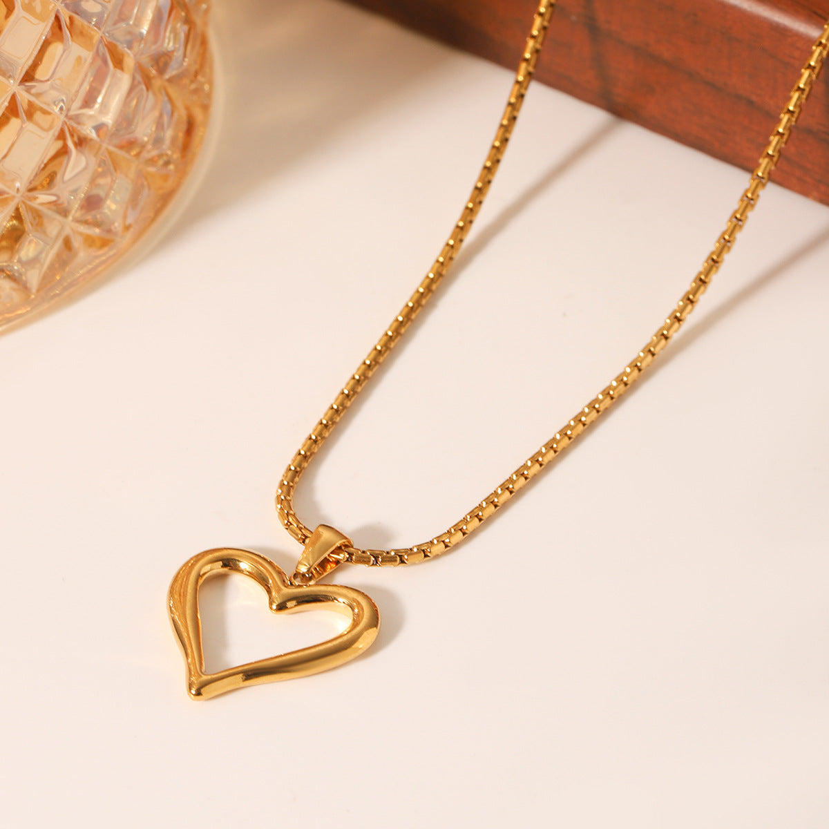 18K gold stainless steel hollow-out heart pendant necklace for women, fashionable and personalized, titanium steel, non-fading, clavicle chain