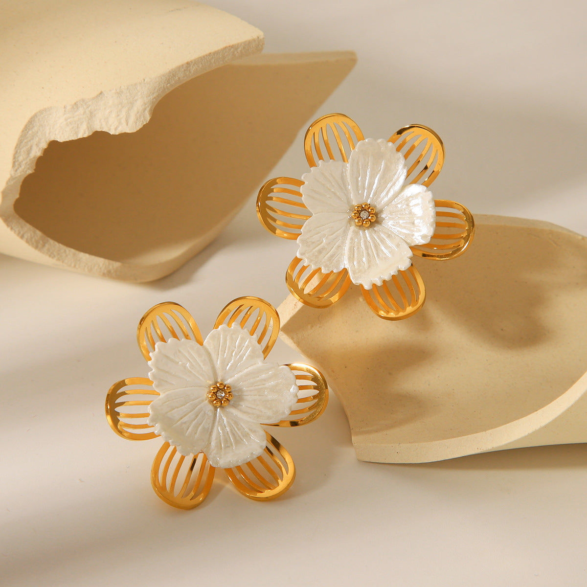 French-style Vintage Fashion Earrings, 18k Gold Stainless Steel Flower Earrings for Women, Light Luxury and Elegant, Versatile Titanium Steel Earrings
