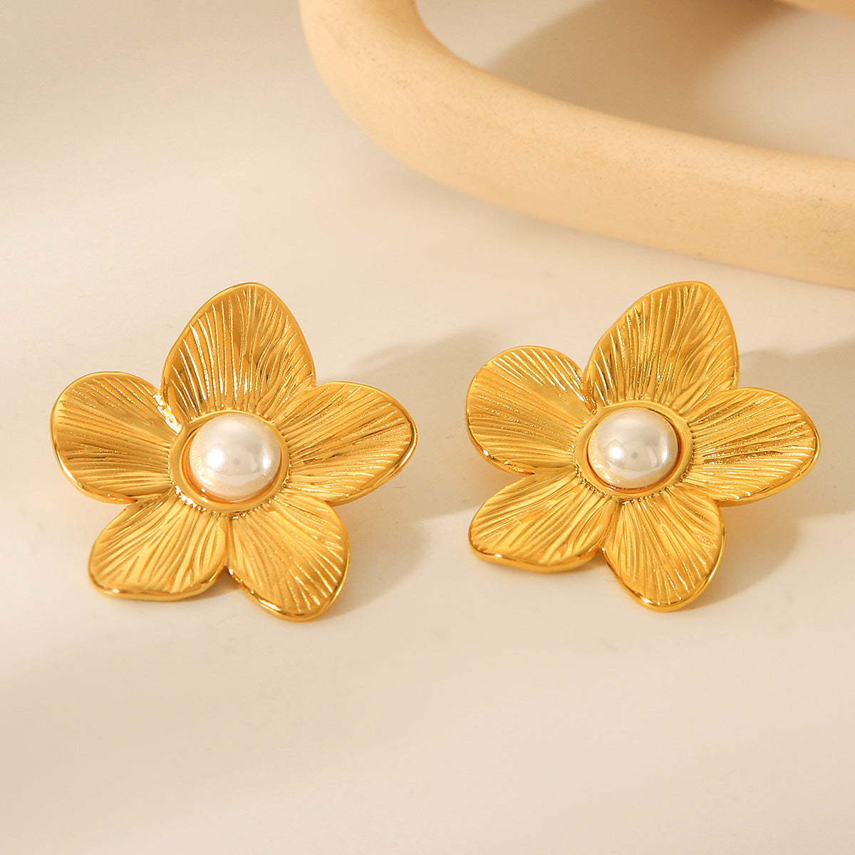 Titanium Steel Earrings with A Design Featuring 18k Gold Stainless Steel Flowers and Pearls, Suitable for Women