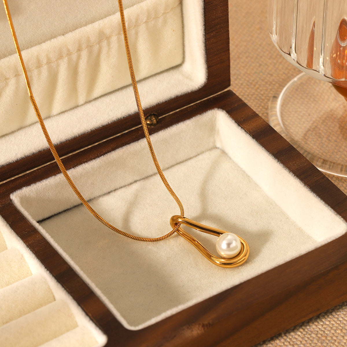 Stainless Steel Hollowed-out Water Droplet Pearl Pendant Necklace for Women, Elegant Clavicle Chain, High-end Titanium Steel Necklace