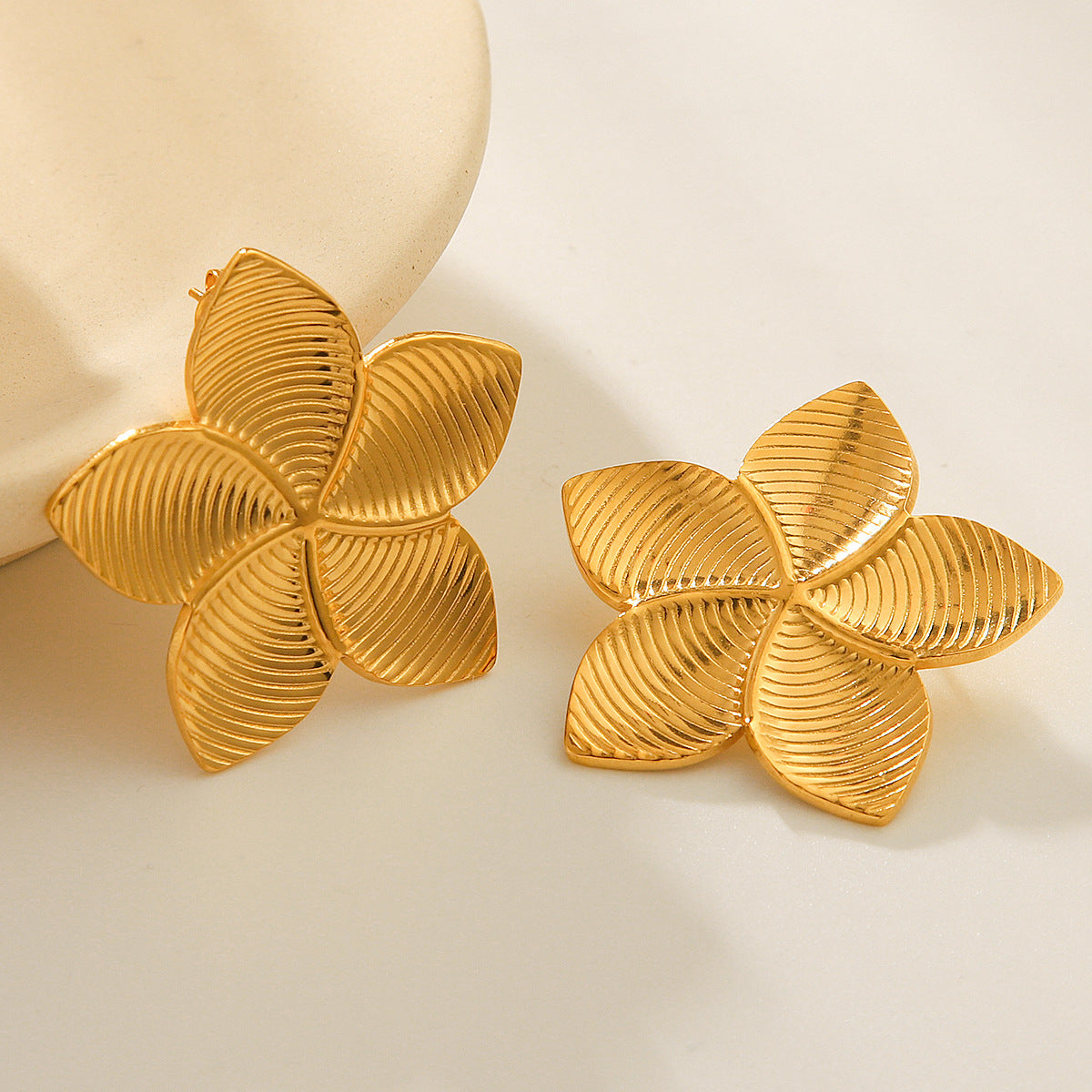 18k Gold Stainless Steel Rotating Blade Earrings for Women, Fashionable, Simple, and High-end Titanium Steel Earrings