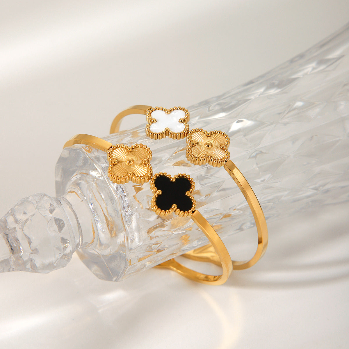 Titanium Steel Four Leaf Clover Spring Open Bracelet, Fashionable and Versatile, Inlaid with Mother of Pearl Bracelet, Stainless Steel Bracelet Decoration