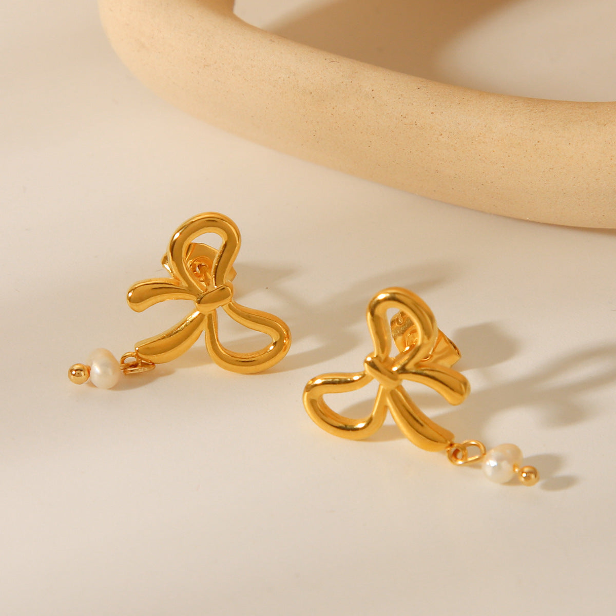 Fashionable 18K gold stainless steel bow earrings with freshwater pearl earrings, versatile earrings for women's temperament