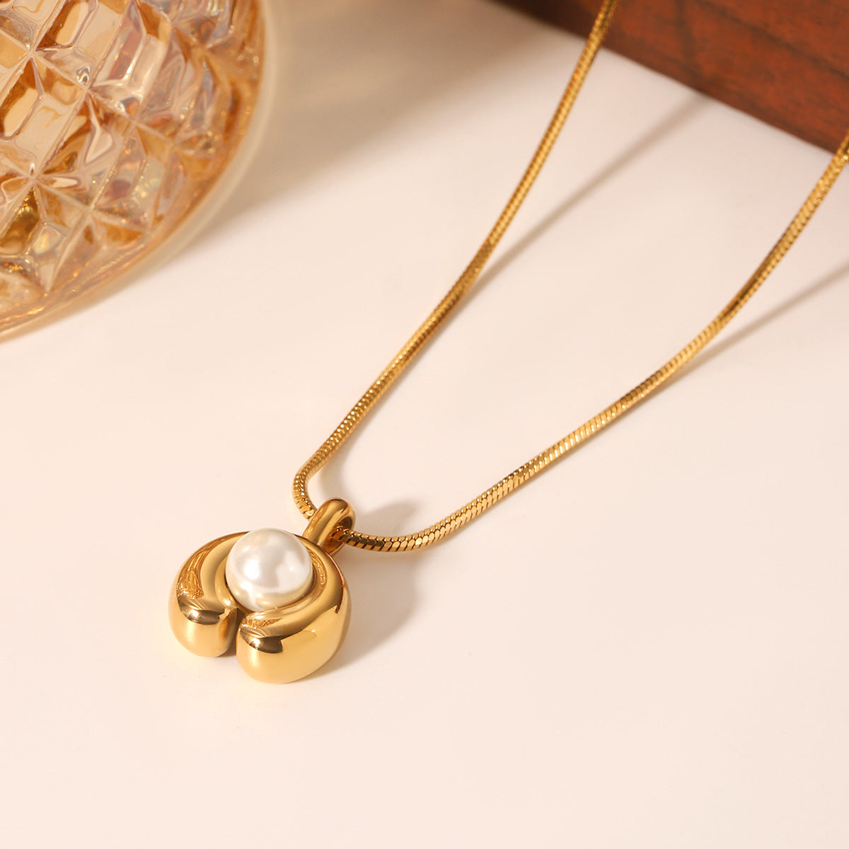 C-shaped 18K Gold Stainless Steel Pendant Necklace with Pearl Inlay, Women's High-end Necklace, Titanium Steel Necklace, Does Not Fade