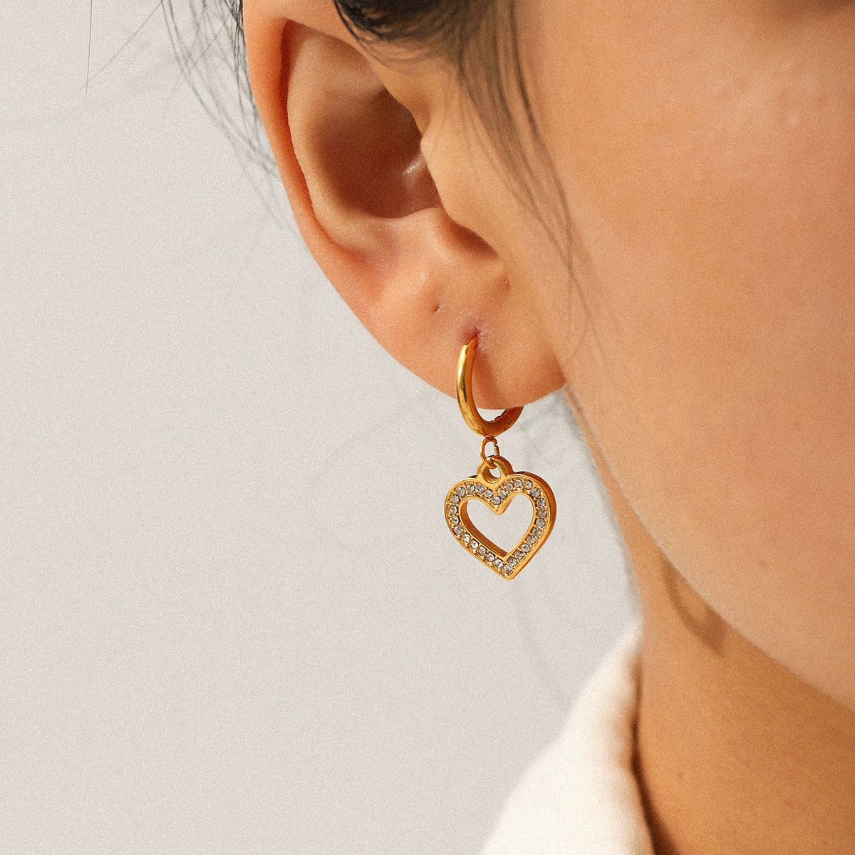 INS-style Hollowed-out Diamond-encrusted Heart-shaped Earrings for Women, Stainless Steel Earrings, Niche and High-end, 18k Gold Titanium Steel Earrings