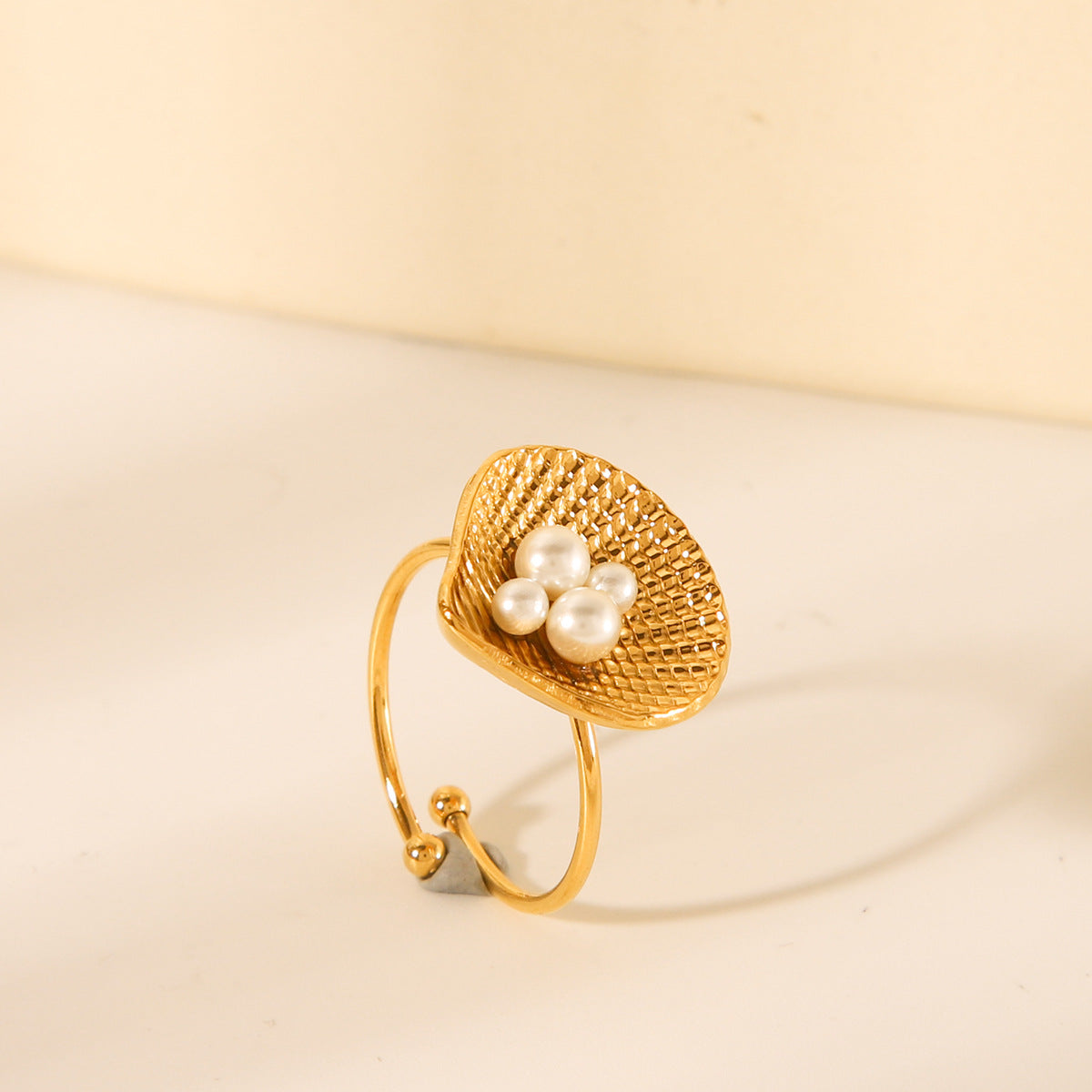 Ocean Wind Jewelry 18K Gold Stainless Steel Scallop Ring for Women, Elegant and High-End Pearl Finger Ring