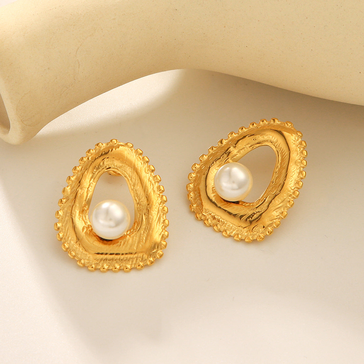 French Vintage Style Pearl Earrings, 18K Gold-plated Stainless Steel Earrings for Women, Fashionable and Elegant, High-end Titanium Steel Earrings