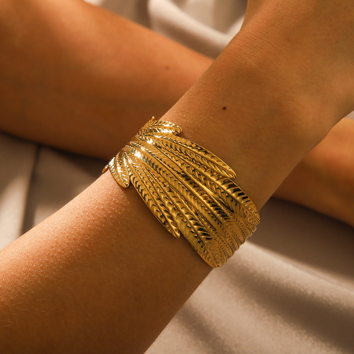 Exaggerated Titanium Steel Bracelet Design Sense 18K Gold Stainless Steel Feather Bracelet Light Luxury Versatile Handpiece