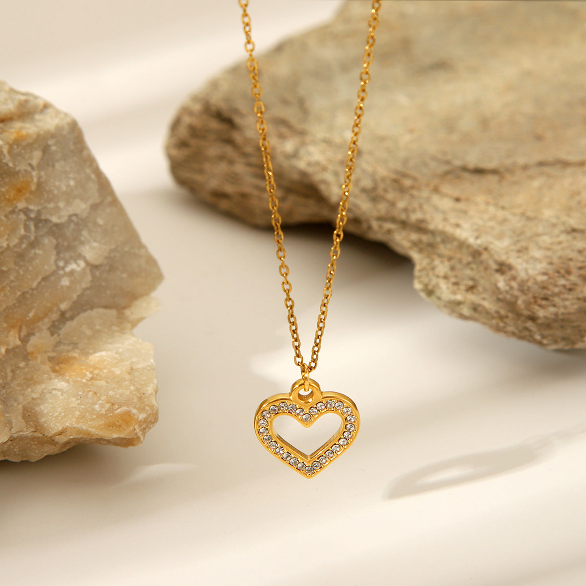 Stainless steel hollow-out heart-shaped zircon pendant necklace for women, light luxury, versatile, titanium steel necklace, does not fade