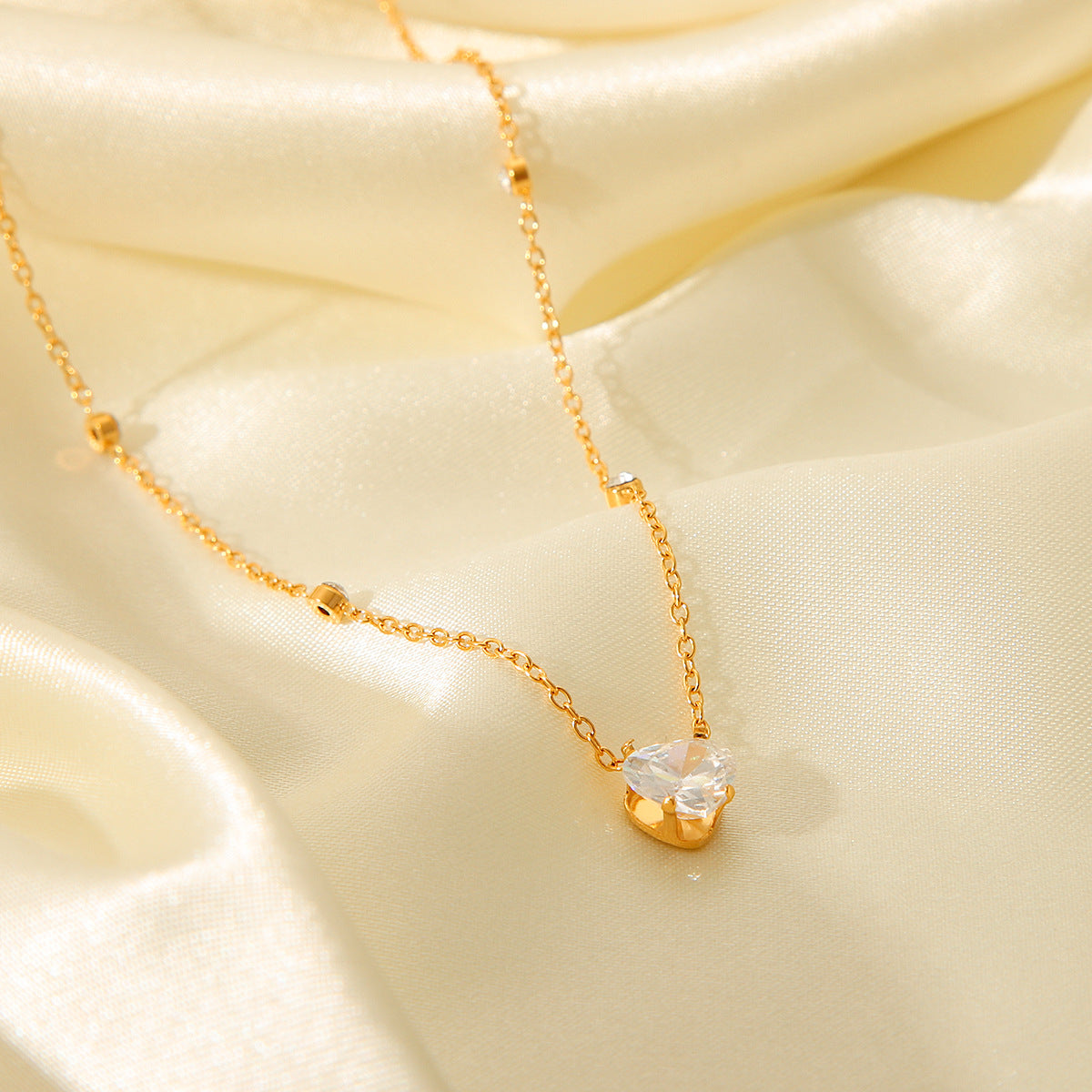 INS Wind 18K Gold-plated Stainless Steel Necklace, Non-fading, Heart-shaped Zircon Necklace, Women's Elegant and High-end Necklace Accessory