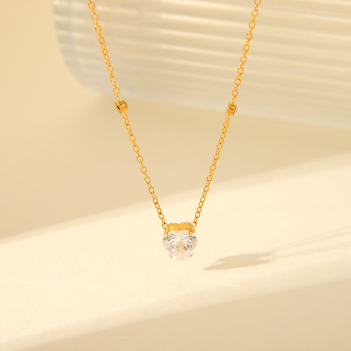 INS Wind 18K Gold-plated Stainless Steel Necklace, Non-fading, Heart-shaped Zircon Necklace, Women's Elegant and High-end Necklace Accessory