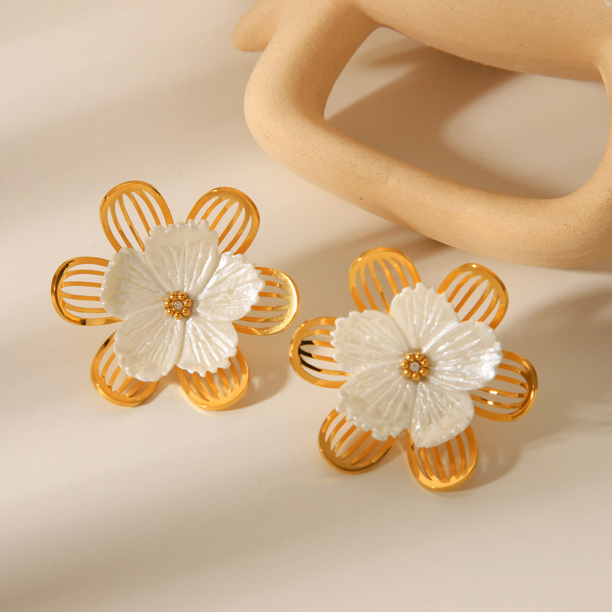 French-style Vintage Fashion Earrings, 18k Gold Stainless Steel Flower Earrings for Women, Light Luxury and Elegant, Versatile Titanium Steel Earrings