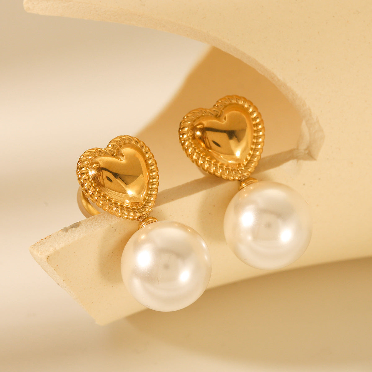 Fashionable and personalized earrings made of 18K gold stainless steel with heart-shaped earrings for women's temperament, versatile pearl earrings