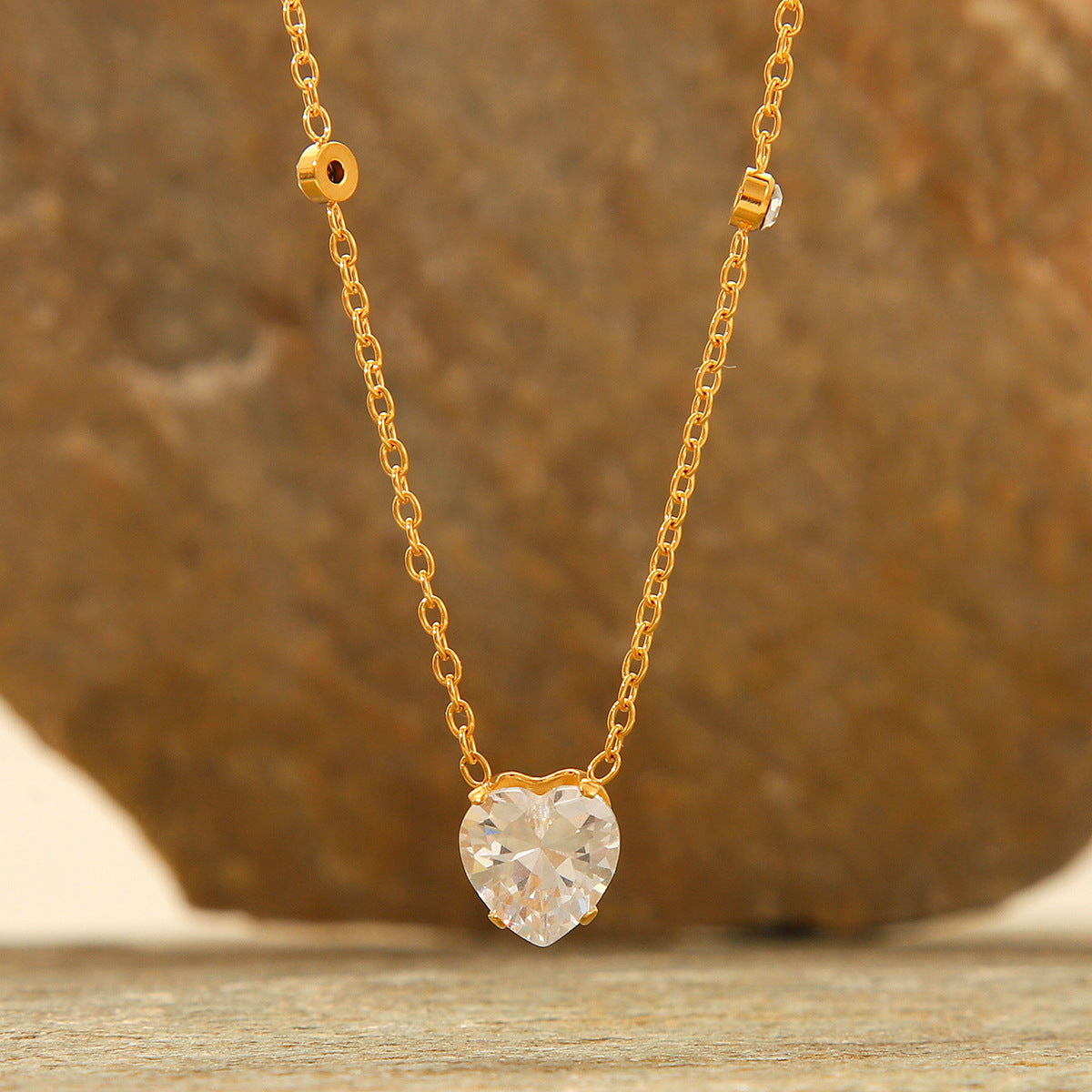INS Wind 18K Gold-plated Stainless Steel Necklace, Non-fading, Heart-shaped Zircon Necklace, Women's Elegant and High-end Necklace Accessory