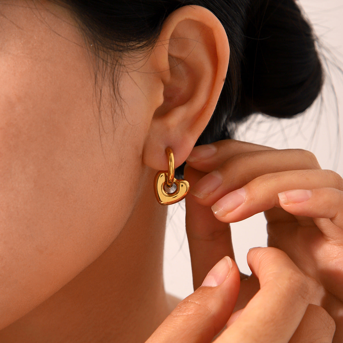 Stylish and Versatile Stainless Steel Earrings for Women, Featuring A Heart-shaped Flower Pendant and Titanium Steel Earring Hoop, with No Fading