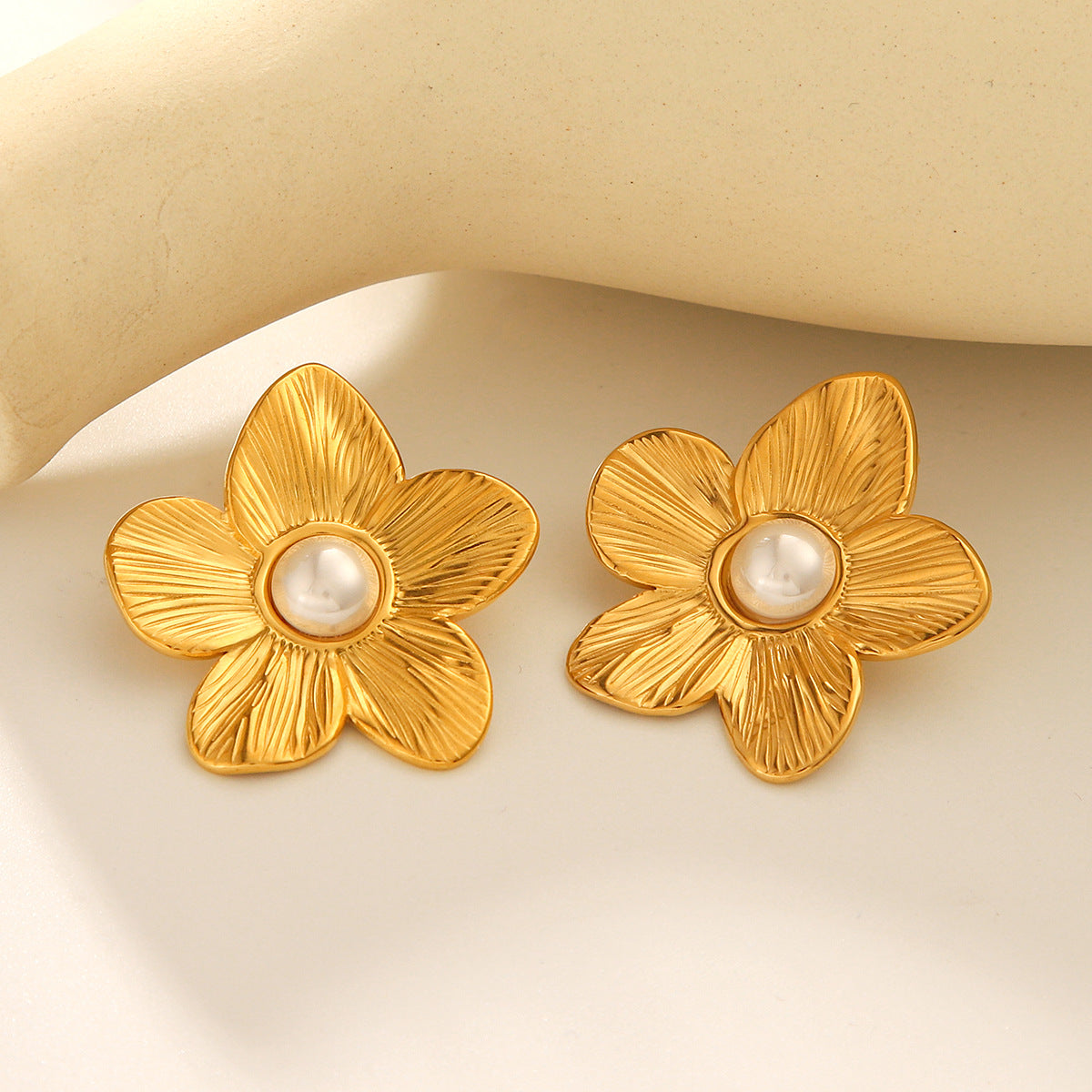Titanium Steel Earrings with A Design Featuring 18k Gold Stainless Steel Flowers and Pearls, Suitable for Women