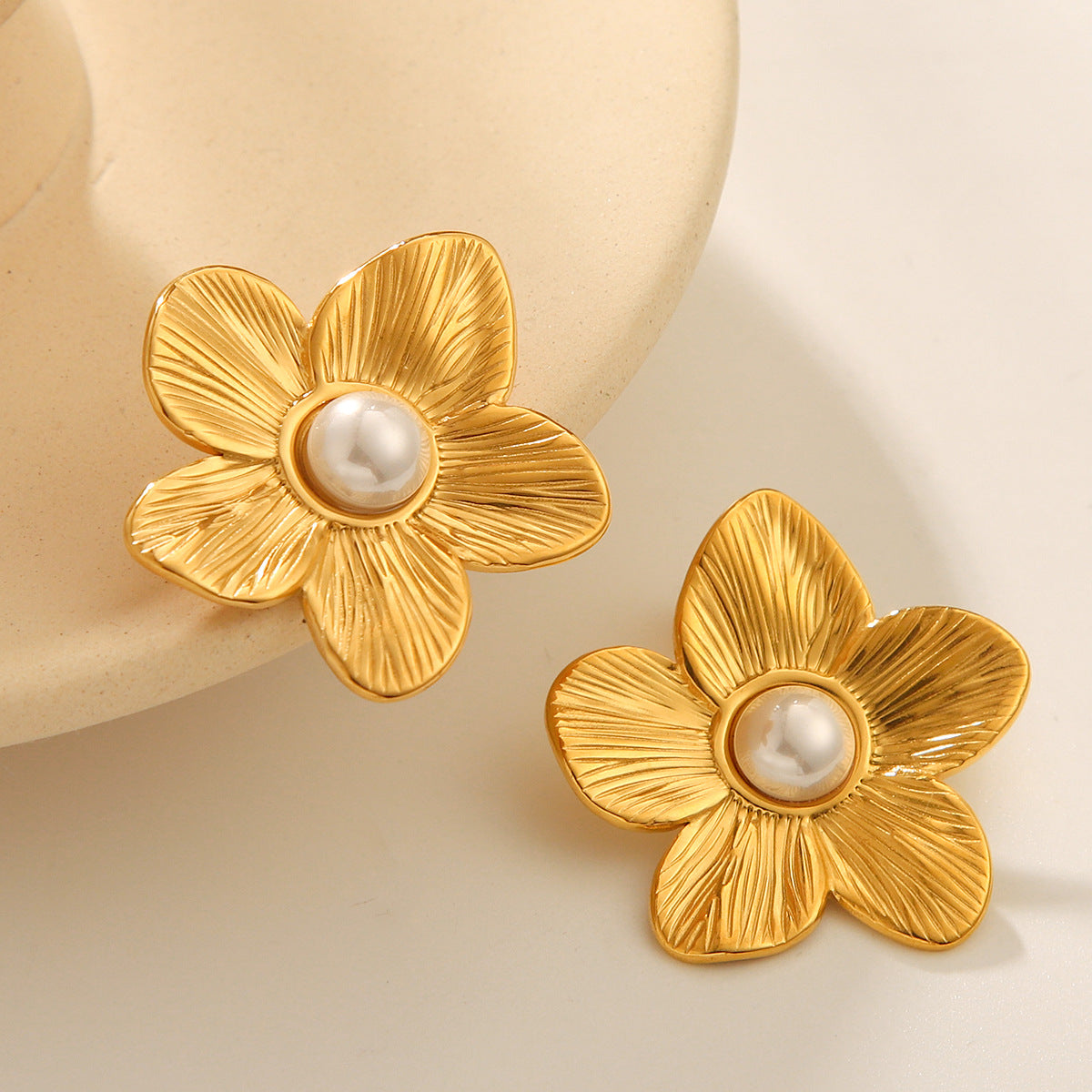 Titanium Steel Earrings with A Design Featuring 18k Gold Stainless Steel Flowers and Pearls, Suitable for Women