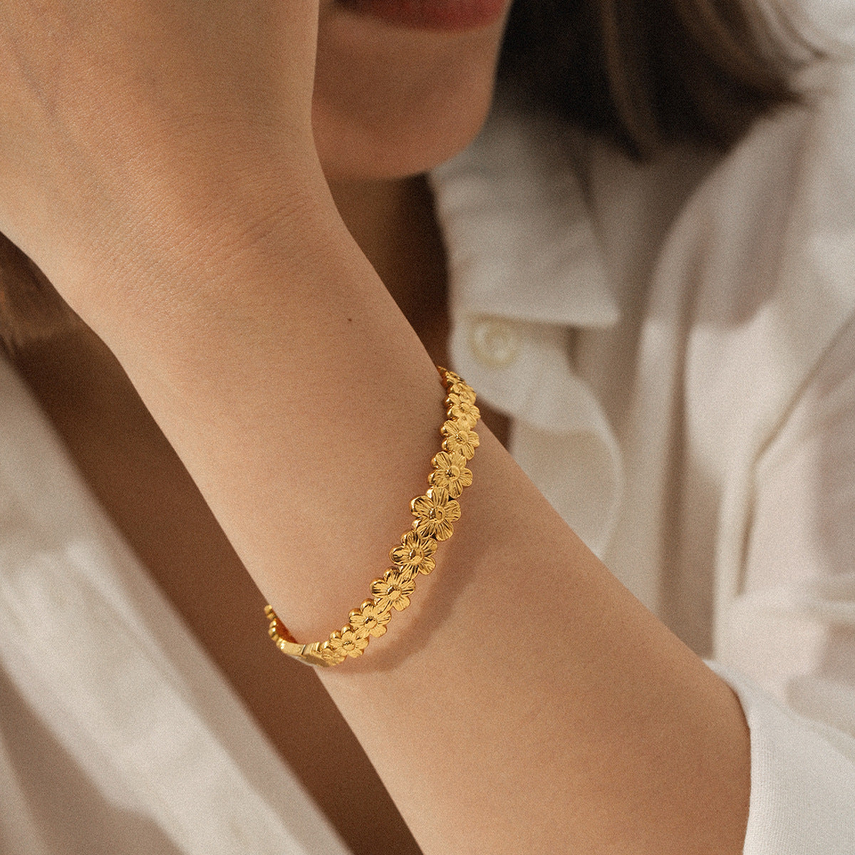 18K gold-plated stainless steel flower-shaped bracelet for women, light luxury, personalized titanium bracelet, Ins-style floral jewelry