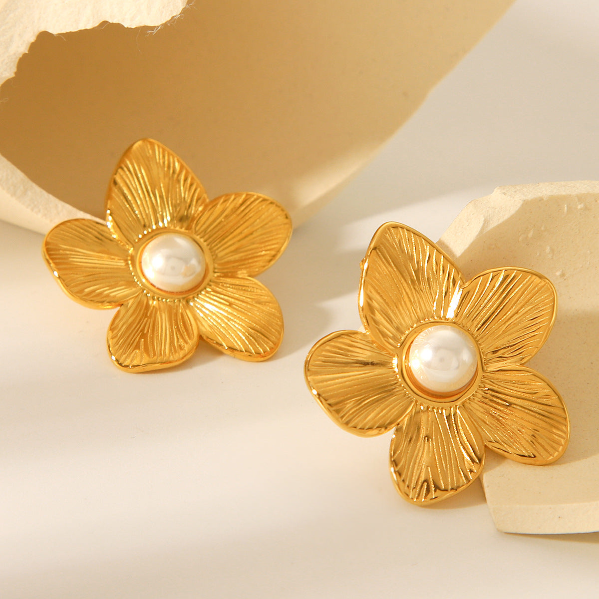 Titanium Steel Earrings with A Design Featuring 18k Gold Stainless Steel Flowers and Pearls, Suitable for Women