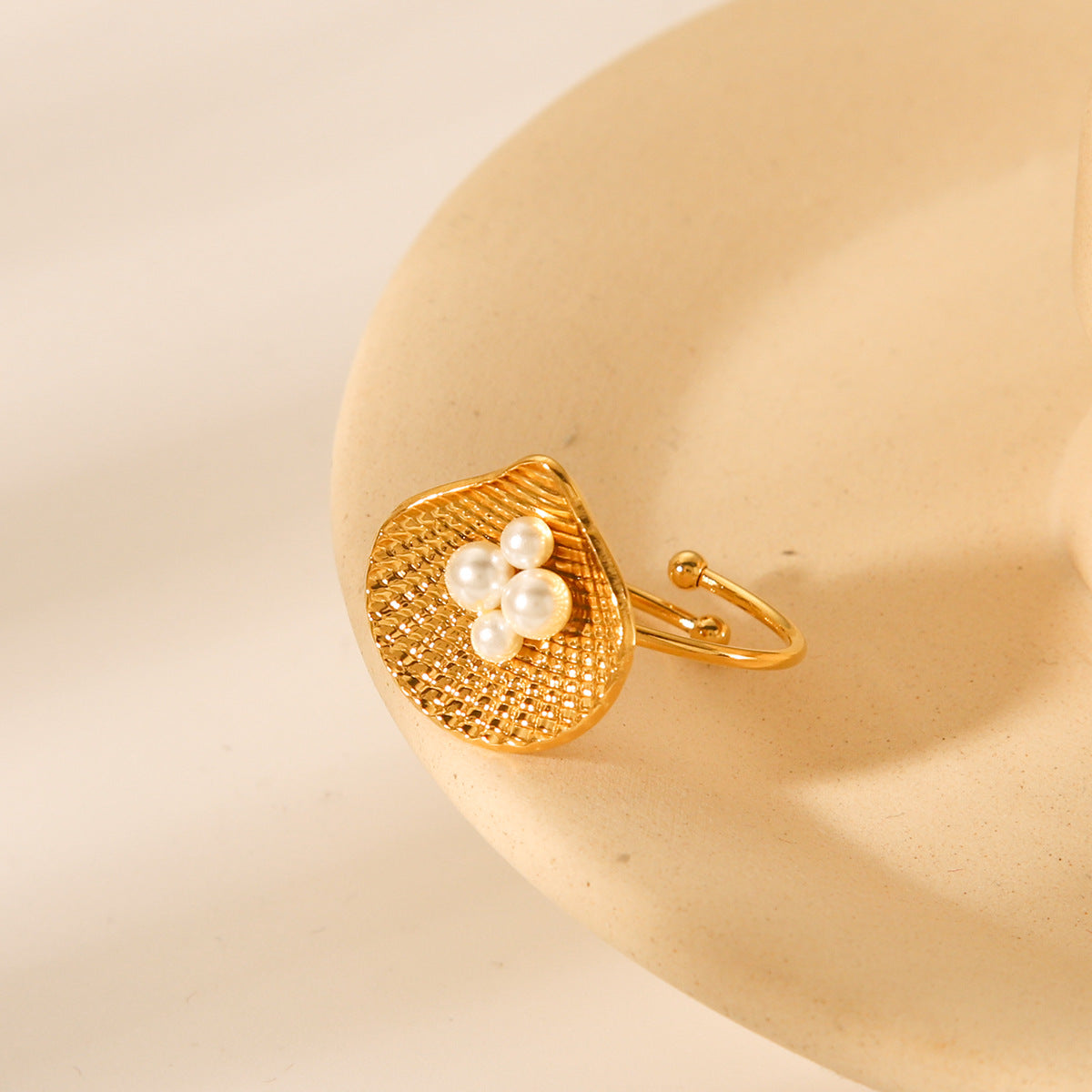 Ocean Wind Jewelry 18K Gold Stainless Steel Scallop Ring for Women, Elegant and High-End Pearl Finger Ring