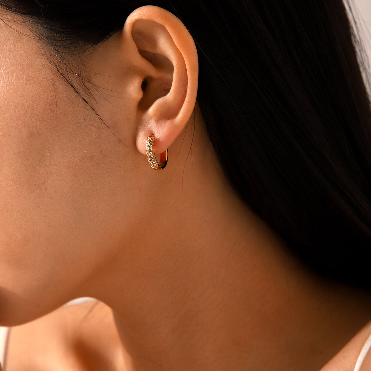 18K Gold Stainless Steel Diamond Studded Earrings for Women in INS Fashion, Simple and Versatile Titanium Steel Earrings