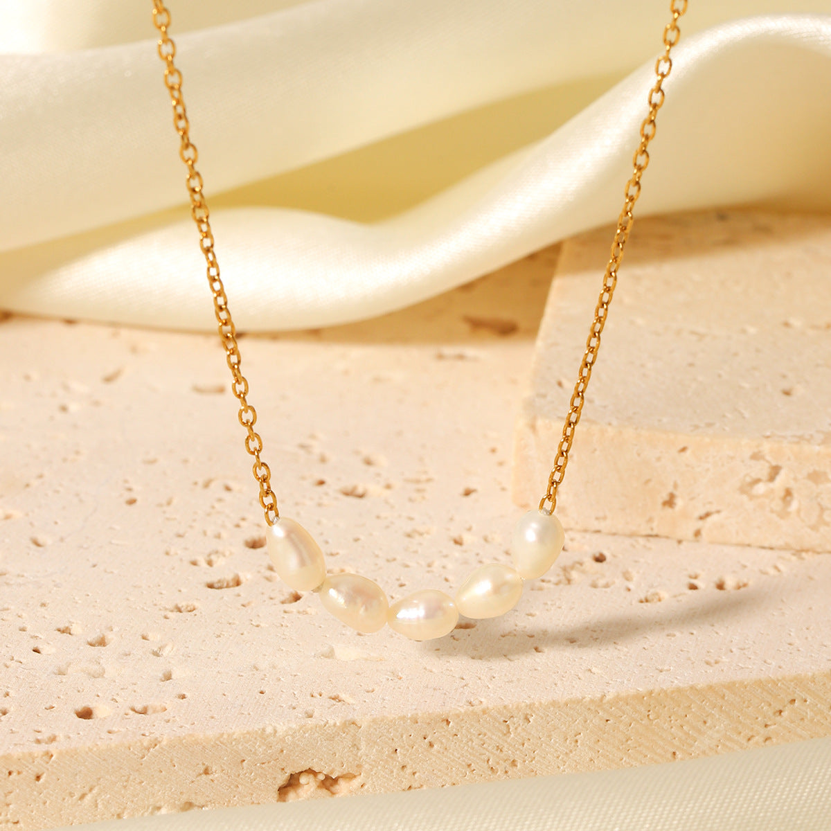 French-style Light Luxury Freshwater Pearl Necklace, Stainless Steel, 18K Gold-plated Clavicle Chain, Women's Temperament, Versatile Necklace