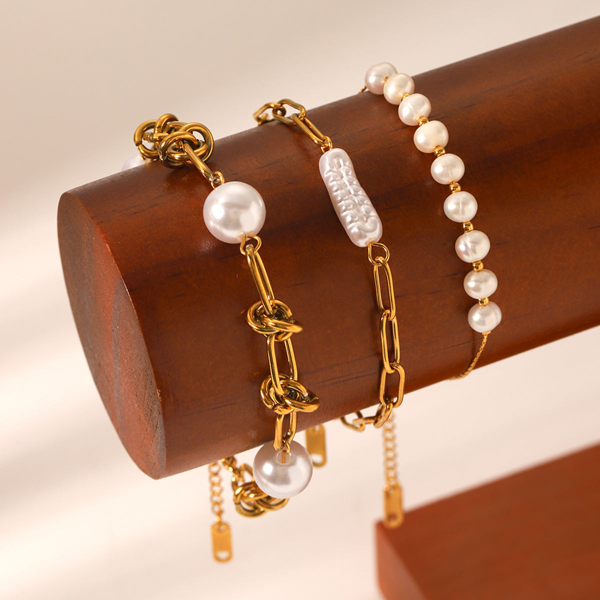 French-style Light Luxury Vintage Stainless Steel Chain Pearl Bracelet for Women, Elegant and High-end Beaded Freshwater Pearl Jewelry