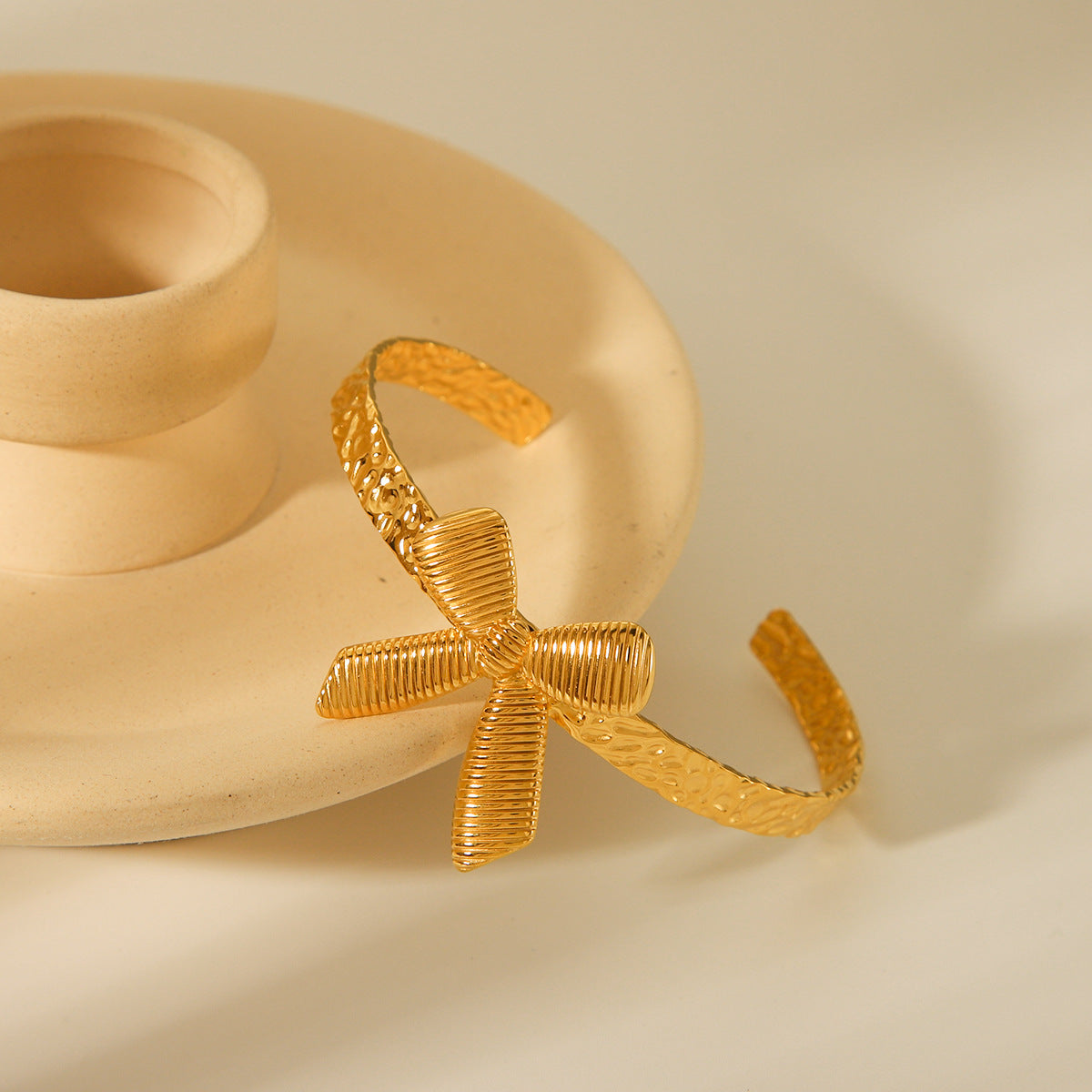 New 18K Gold Stainless Steel Bow Hammer Pattern Bracelet for Women, Fashionable and High-end Titanium Steel Bracelet