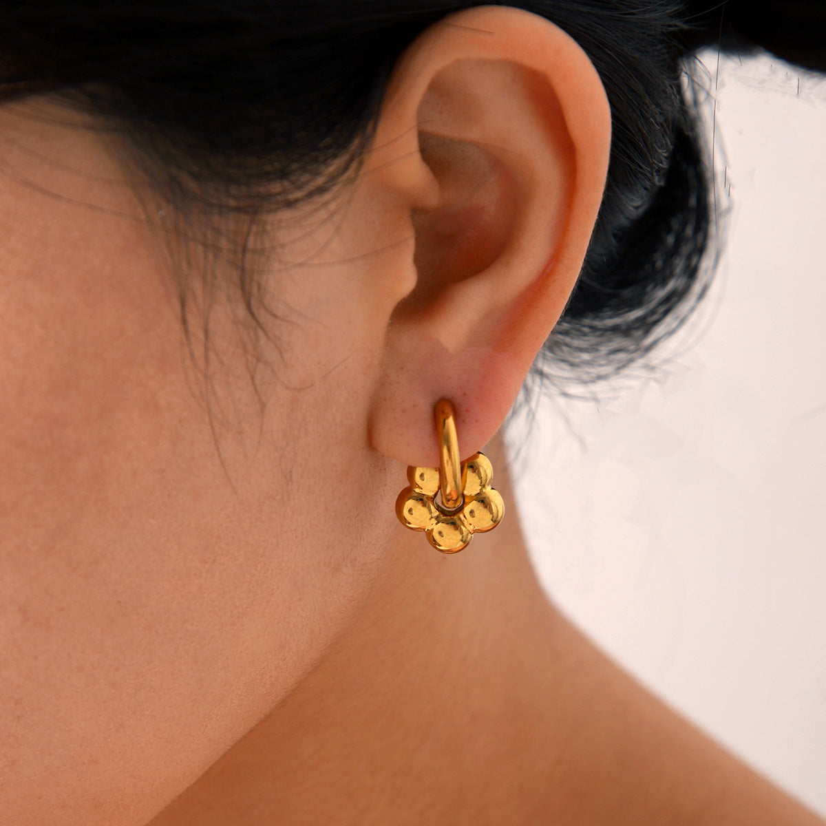 Stylish and Versatile Stainless Steel Earrings for Women, Featuring A Heart-shaped Flower Pendant and Titanium Steel Earring Hoop, with No Fading
