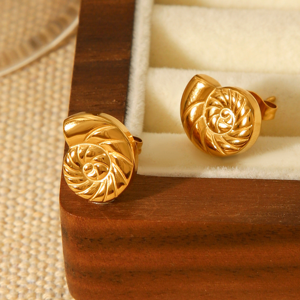 Ocean Wind Jewelry 18K Gold Stainless Steel Conch Ear Studs Light Luxury Easy To Match Titanium Steel Non-fading Earrings