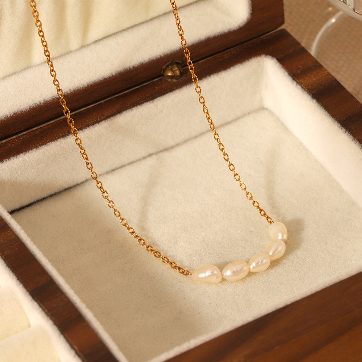 French-style Light Luxury Freshwater Pearl Necklace, Stainless Steel, 18K Gold-plated Clavicle Chain, Women's Temperament, Versatile Necklace