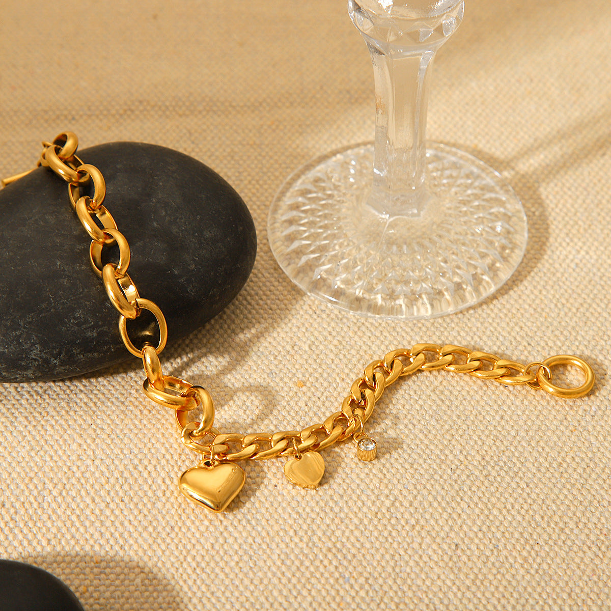 Fashionable Cuban Chain Oval Chain Zircon Heart Pendant OT Buckle Bracelet 18K Gold-plated Stainless Steel Bracelet