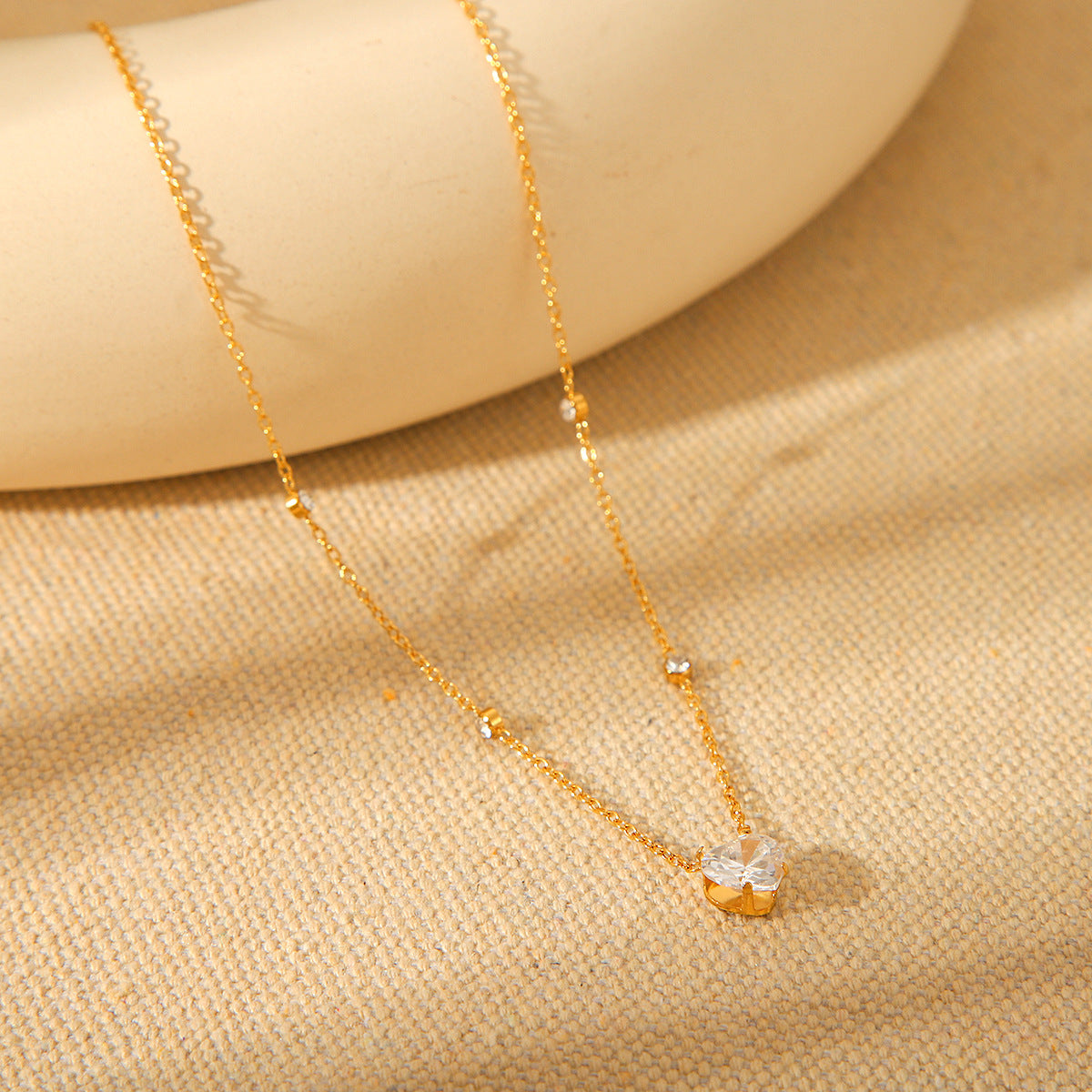 INS Wind 18K Gold-plated Stainless Steel Necklace, Non-fading, Heart-shaped Zircon Necklace, Women's Elegant and High-end Necklace Accessory