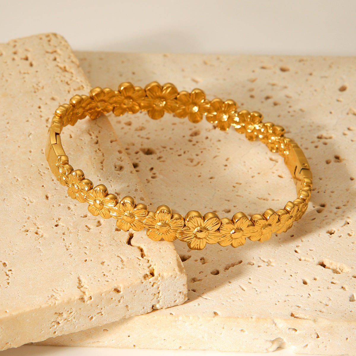 18K gold-plated stainless steel flower-shaped bracelet for women, light luxury, personalized titanium bracelet, Ins-style floral jewelry