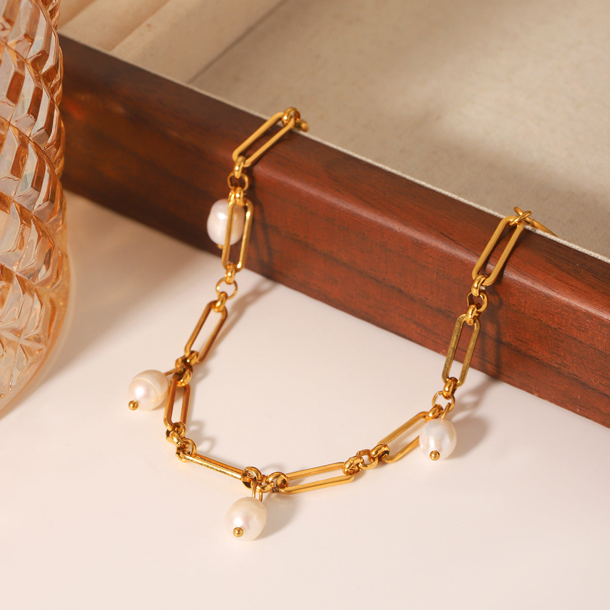 Niche Design OT Buckle Stainless Steel 18K Gold-plated Bracelet for Women, High-end Freshwater Pearl Bracelet, Does Not Fade