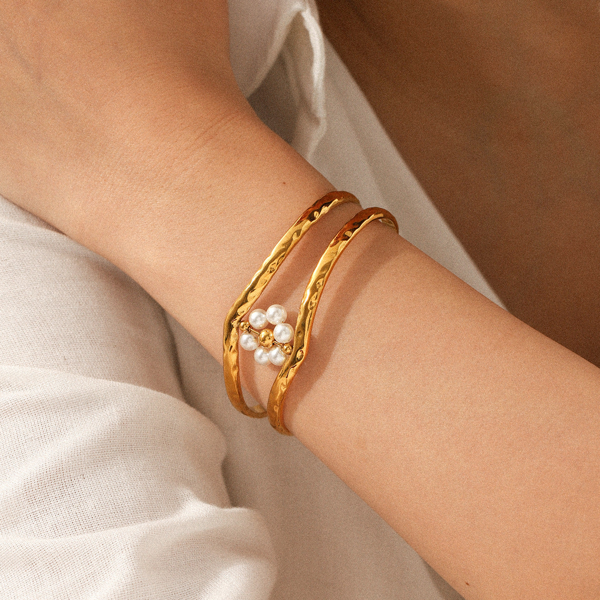 Stainless Steel Hollow-out Pearl Bracelet, High-end Flower-shaped Opening Bracelet, Elegant Titanium Steel Bracelet