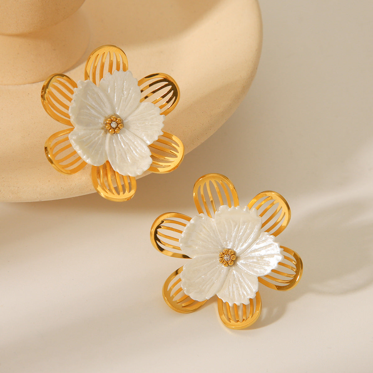 French-style Vintage Fashion Earrings, 18k Gold Stainless Steel Flower Earrings for Women, Light Luxury and Elegant, Versatile Titanium Steel Earrings