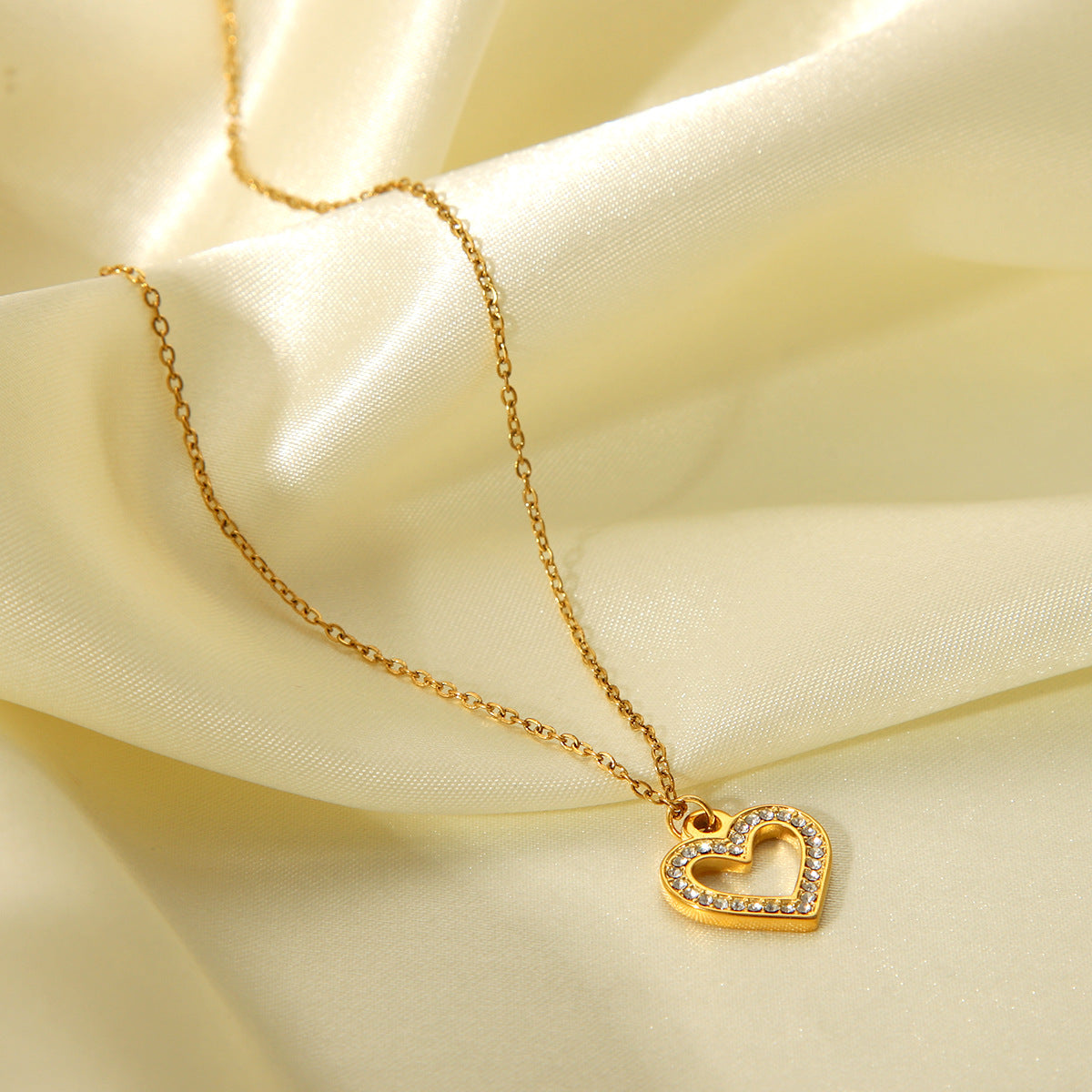 Stainless steel hollow-out heart-shaped zircon pendant necklace for women, light luxury, versatile, titanium steel necklace, does not fade