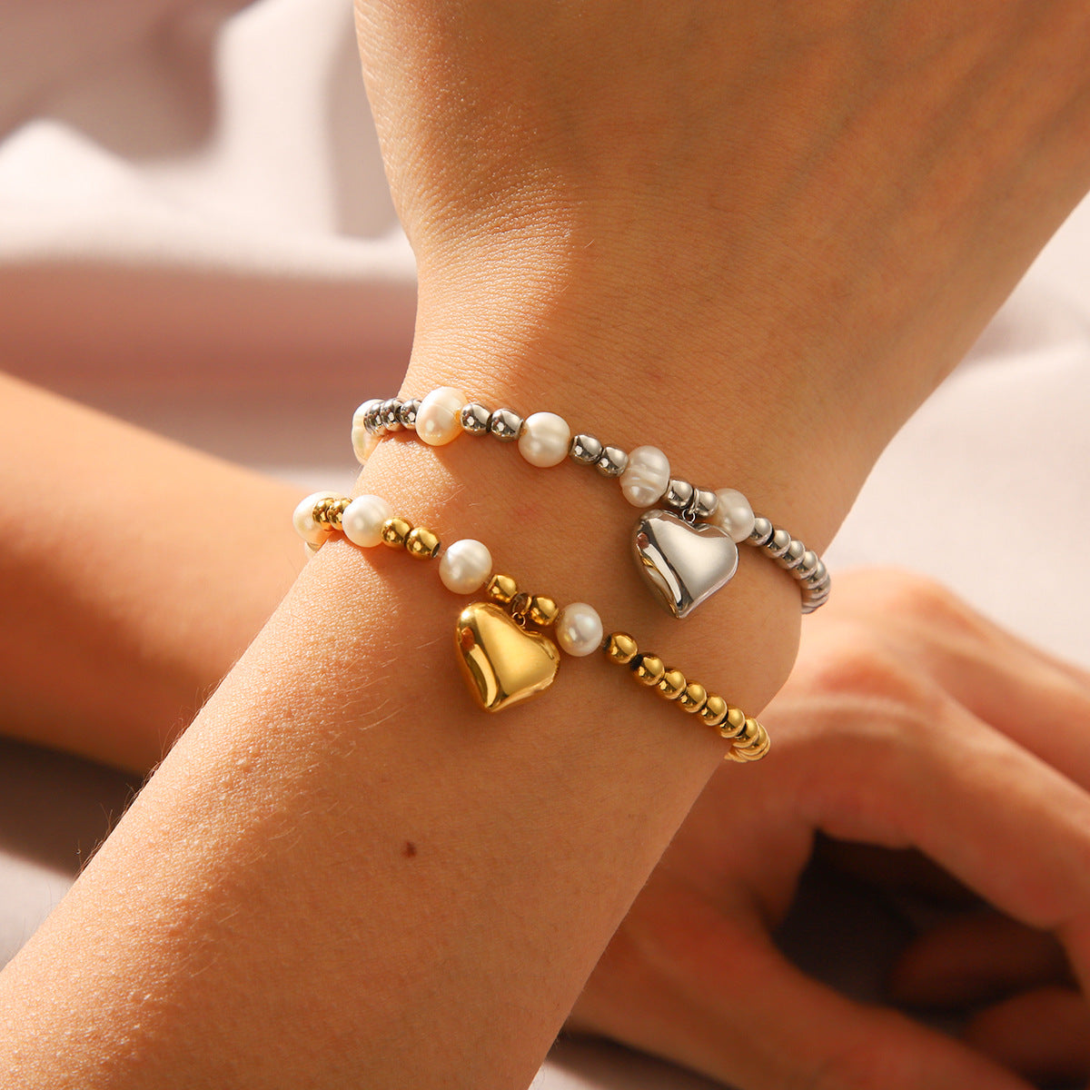 INS Beaded Titanium Steel Bracelet, 18K Gold Stainless Steel Heart-shaped Pearl Bracelet, Women's Light Luxury and Versatile Jewelry