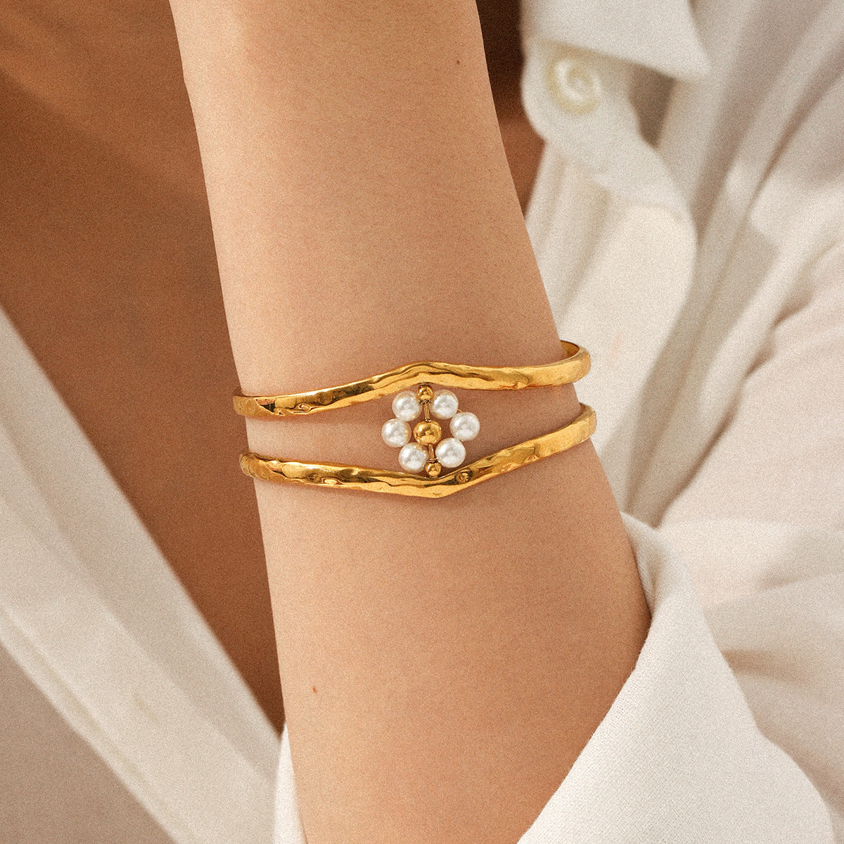 Stainless Steel Hollow-out Pearl Bracelet, High-end Flower-shaped Opening Bracelet, Elegant Titanium Steel Bracelet